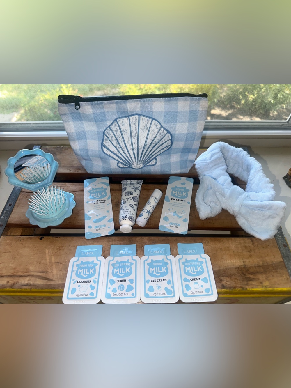Cosmetic bag (1) with a seashell brush, headband, hand lotion, lip balm, skincar - Picture 2 of 14